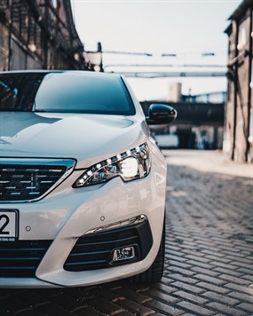 白色品牌汽车图片